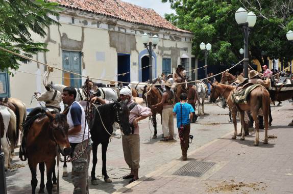 Rua no centro histórico de Coro usada como cenário de filme de época (noroeste da Venezuela)